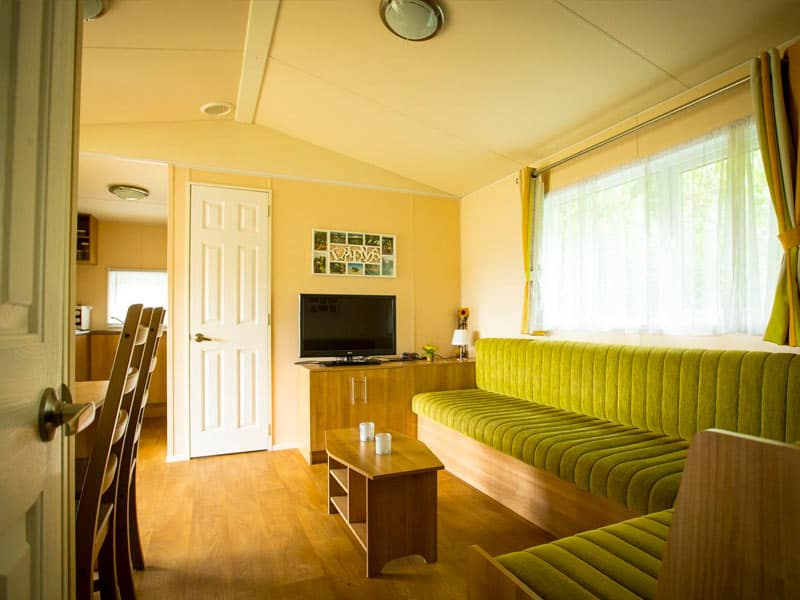 Impressie van de woonkamer in chalet Veranda voor 5 personen op Recreatiepark Duinhoeve Udenhout