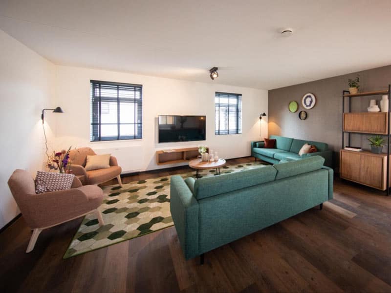 Impressie van de woonkamer in de luxe 8-persoons Premium Water villa op Parc Maasresidence Thorn