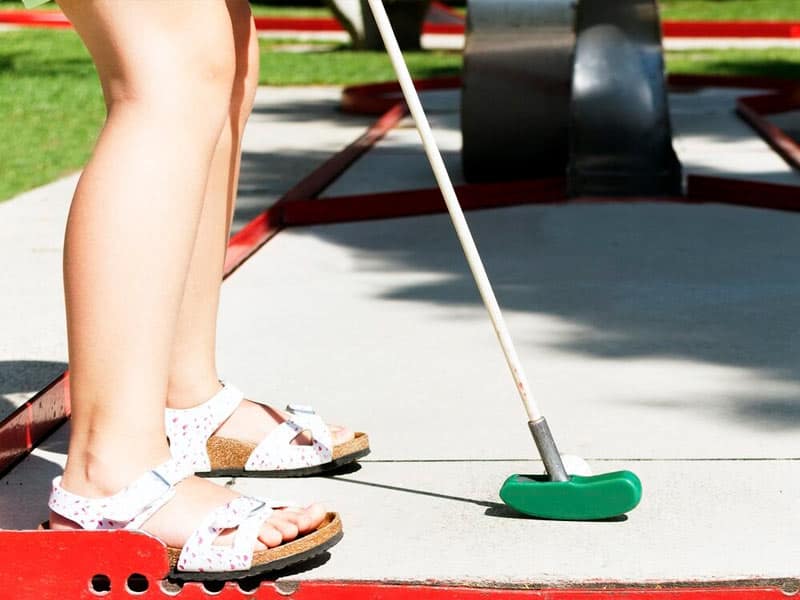 Impressie van de minigolfbaan op het park in Sint Maartenszee