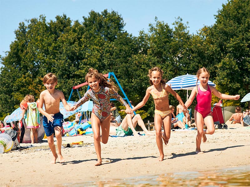 Impressie van het speelstrand Bojo Beach op het vroegere Vakantiepark Beekse Bergen