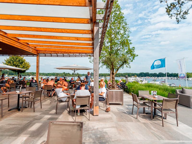 Impressie van de beach club op vakantiepark Leukermeer in Well