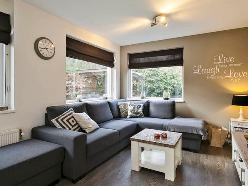 Impressie van de woonkamer in een bungalow voor 4 personen op camping Samoza