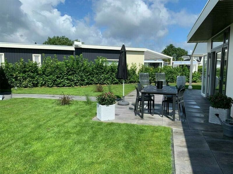 Impressie van het terras bij een van de Cube Sauna chalets