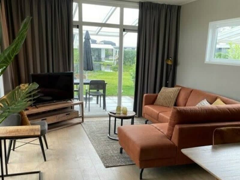 Impressie van de woonkamer in een Cube Sauna chalet voor 4 personen op Rhederlaagse Meren