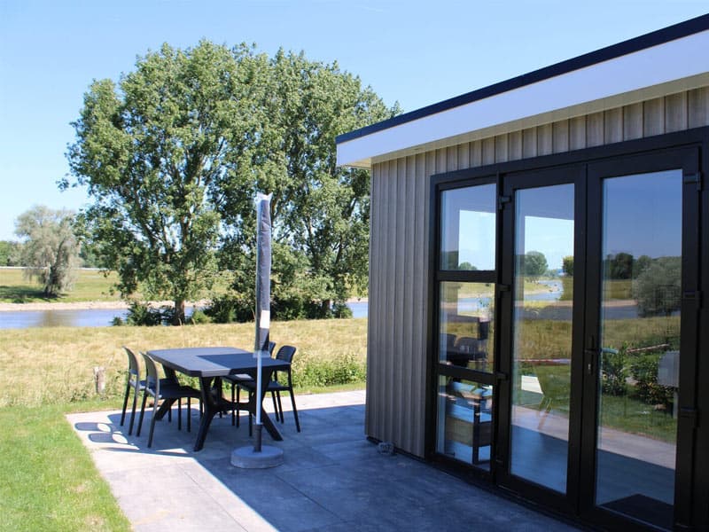 Impressie van het terras bij een van de Cube Comfort chalets