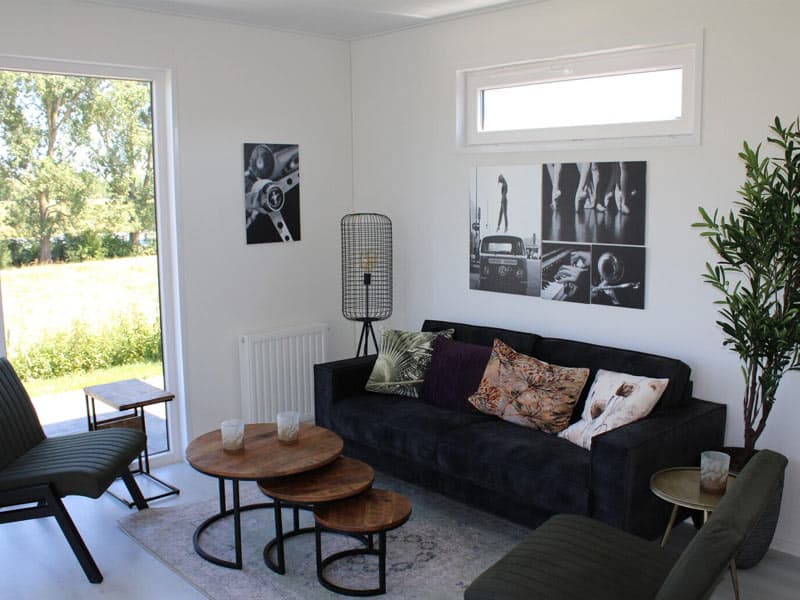 Impressie van de woonkamer in een Cube Comfort chalet voor 5 personen op Rhederlaagse Meren