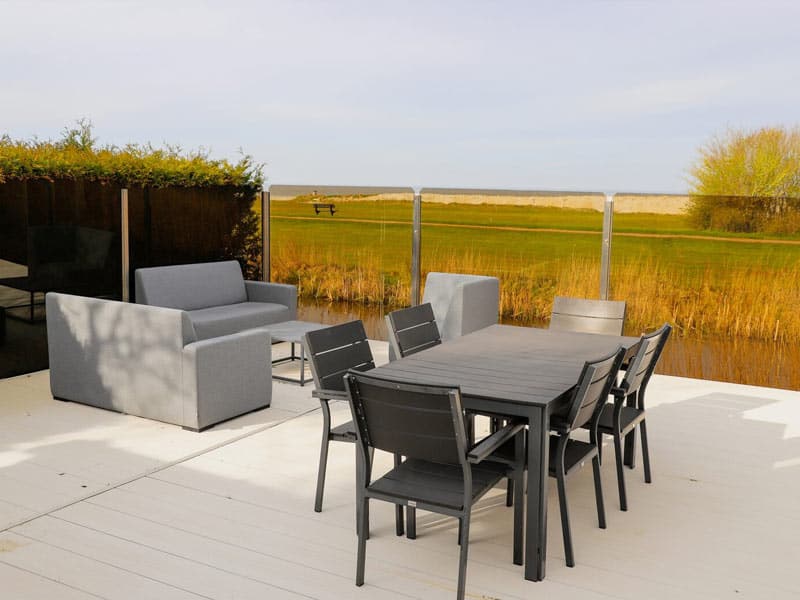 Impressie van het terras in een chalet IJsselmeer DeLuxe voor 4 personen op Soal Beach Resort