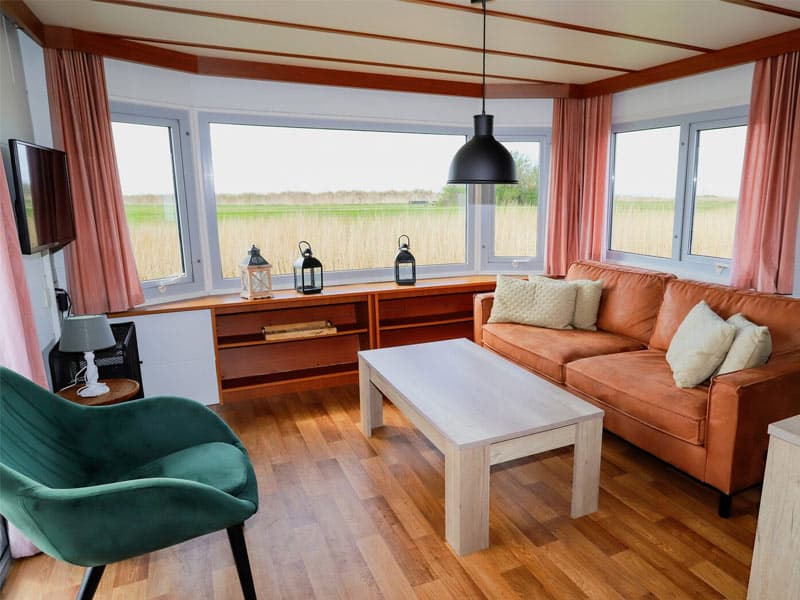 Impressie van de woonkamer in een chalet It Soal voor 4 personen op Soal Beach Resort