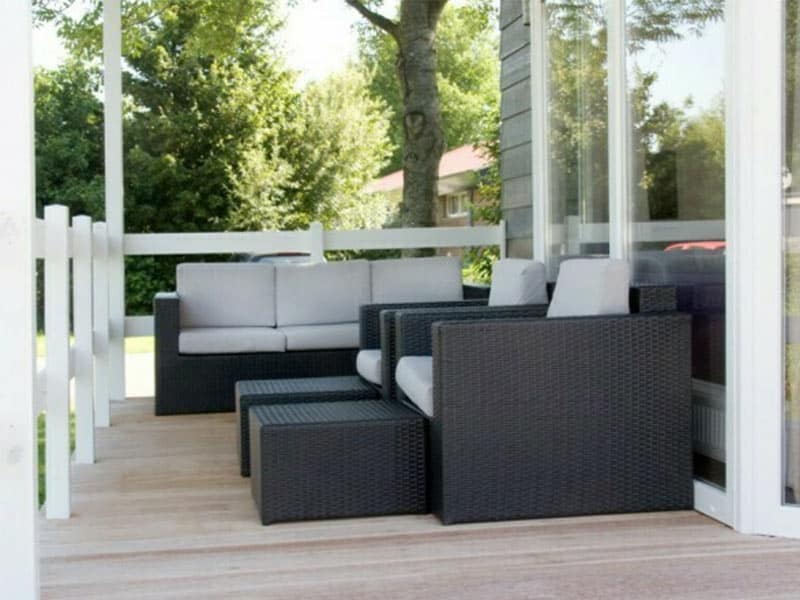 Impressie van het terras in een chalet IJsselmeer DeLuxe voor 5 personen op Soal Beach Resort