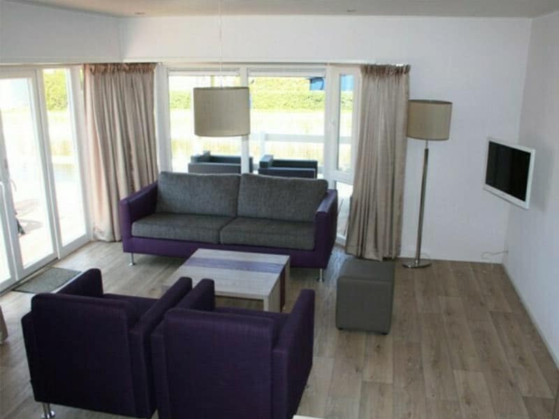 Impressie van de woonkamer in een chalet IJsselmeer DeLuxe voor 5 personen op Soal Beach Resort