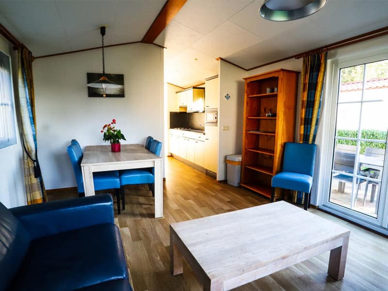 Impressie van de woonkamer en keuken in het 5-persoons chalet