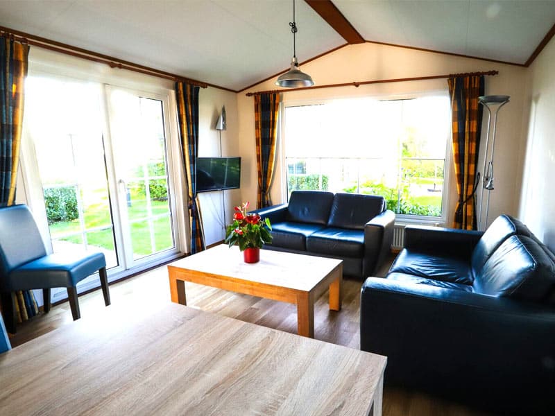 Impressie van de woonkamer in een chalet It Soal voor 5 personen op Soal Beach Resort