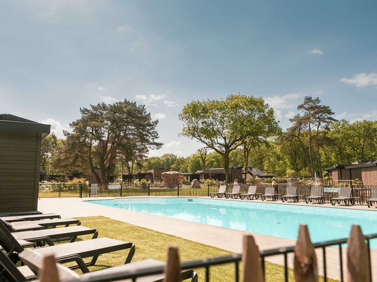Impressie van het zwembad op het duurzame vakantiepark Soof Heuvelrug in Rhenen