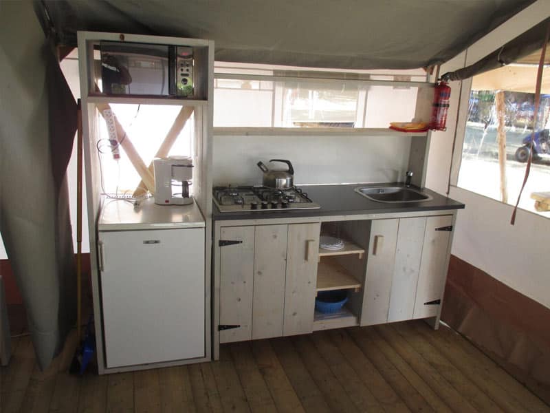 Impressie van de keuken in de tent voor 5 personen