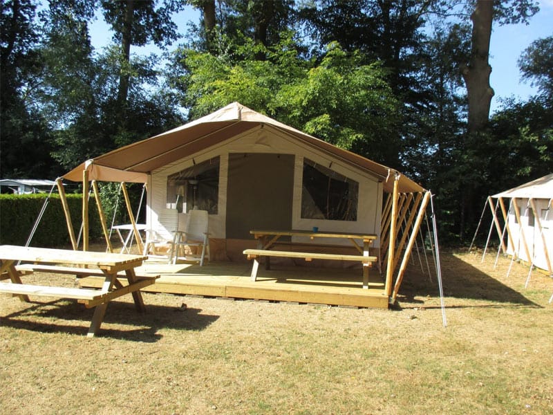 Impressie van het terras bij deze tent voor 5 personen in Overijssel