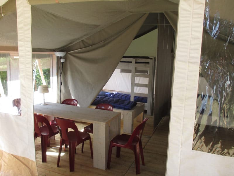 Impressie van de binnenkant van safaritent voor 5 personen Mus op camping Heidepark in Lemelerveld