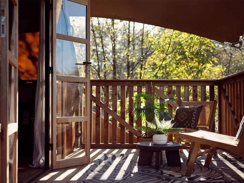 Impressie van een van de terrassen bij de lodge voor 6 personen Hacienda op Glamping de Parel