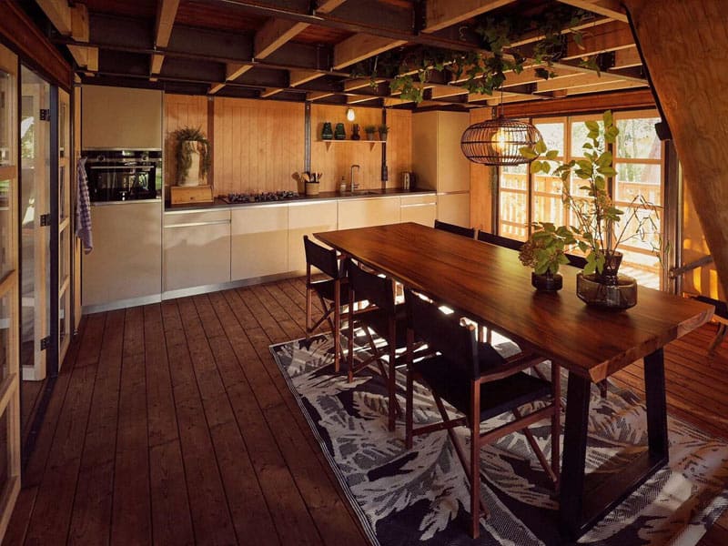 Impressie van de woonkeuken in de luxe glamping lodge voor 6 personen