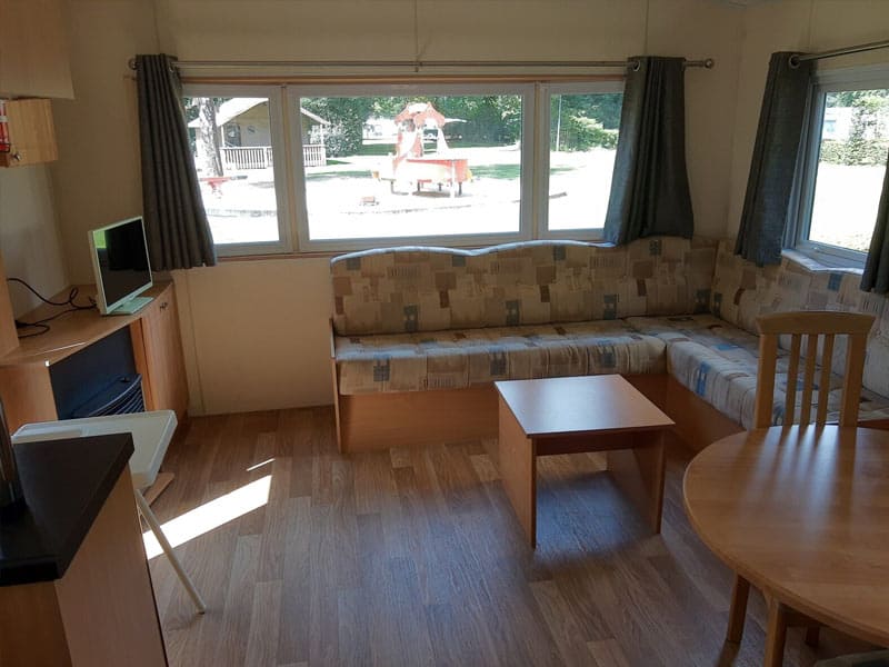 Impressie van de binnenkant van stacaravan voor 6 personen Zilverreiger op camping Heidepark in Lemelerveld