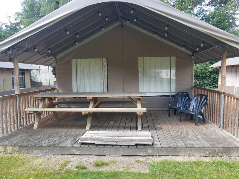 Impressie van het terras bij deze tent voor 9 personen in Overijssel