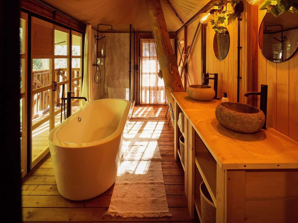 Impressie van de luxe die op de glamping en in de lodges op Resort de Parel is te vinden