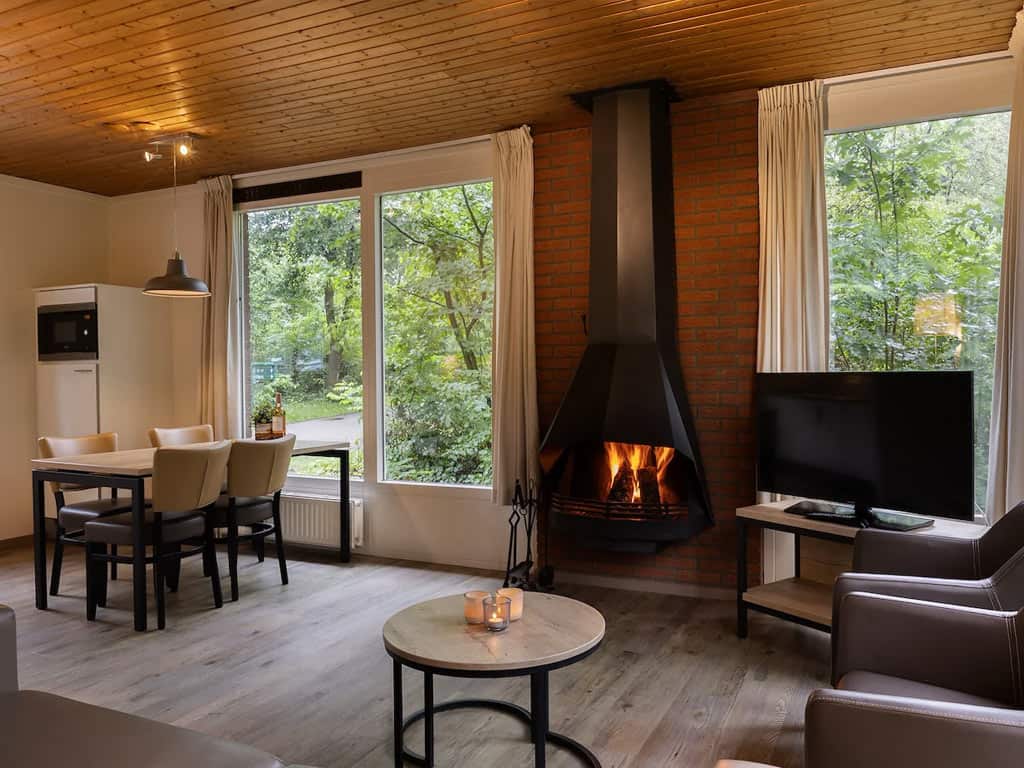 Impressie van de woonkamer in de 4-persoons bungalow 4B2 op Summio Parc Heihaas