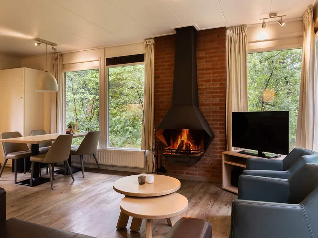 Impressie van de woonkamer in de 4-persoons bungalow 4C1 op Summio Parc Heihaas