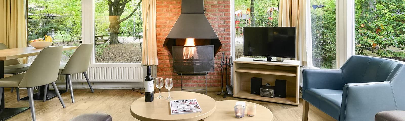 Impressie van de woonkamer in de 4-persoons bungalow 4C2 op Summio Parc Heihaas