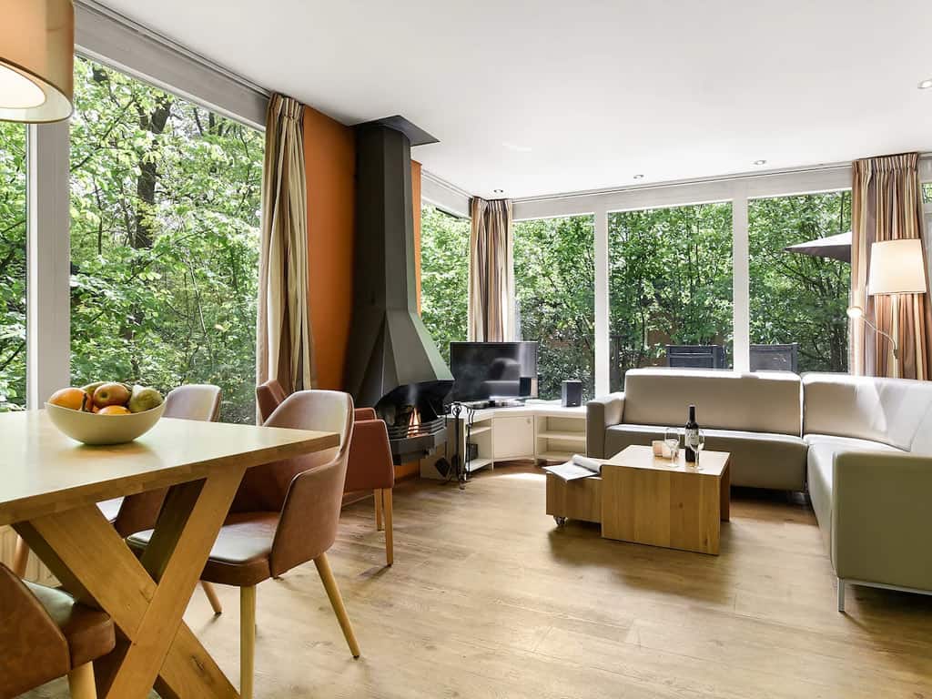 Impressie van de woonkamer in de 4-persoons bungalow 4CE op Summio Parc Heihaas