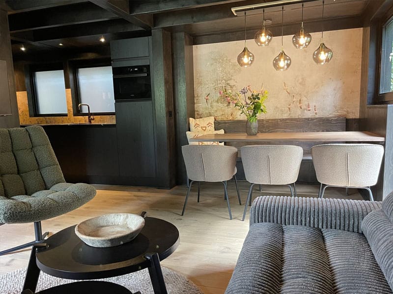 Impressie van de woonkamer en keuken in deze lodge