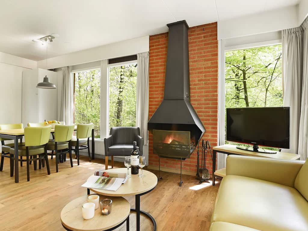 Impressie van de woonkamer in de 6-persoons bungalow 6B2 op Summio Parc Heihaas