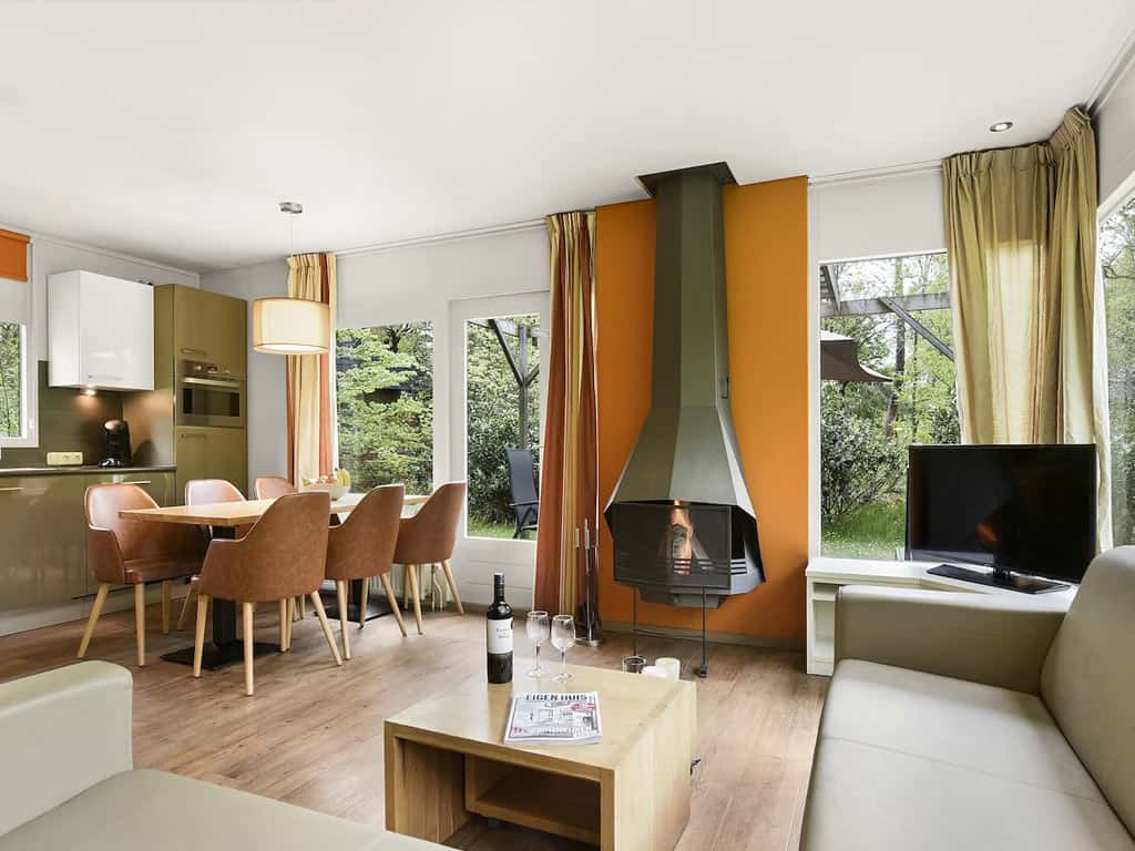 Impressie van de woonkamer in de 6-persoons bungalow 6CE op Summio Parc Heihaas