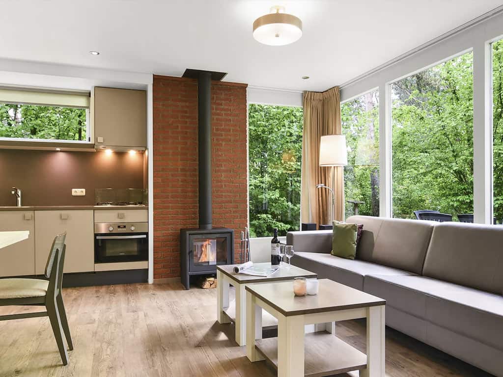 Impressie van de woonkamer in de 8-persoons bungalow 8C op Summio Parc Heihaas
