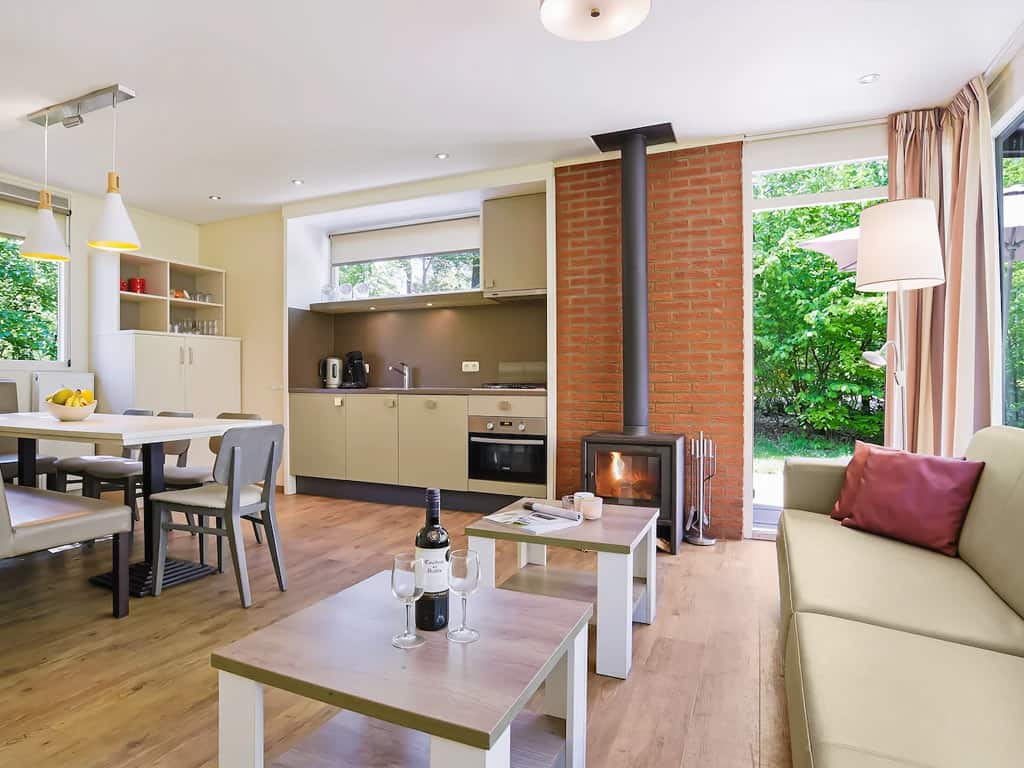 Impressie van de woonkamer in de 8-persoons bungalow 8C1 op Summio Parc Heihaas