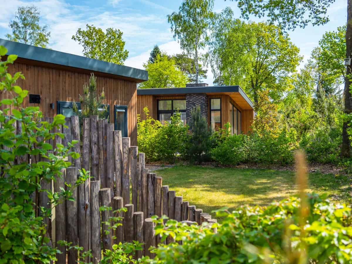 Impressie van enkele vakantiehuizen op camping en vakantiepark EuroParcs De Wije Werelt in Otterlo