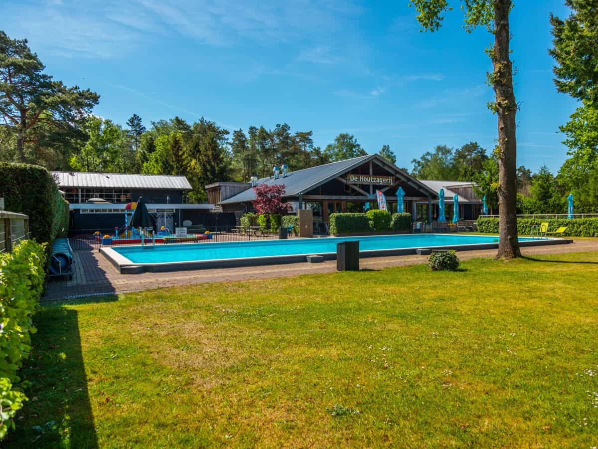 Impressie van het zwembad en het restaurant op EuroParcs De Wije Werelt in Otterlo