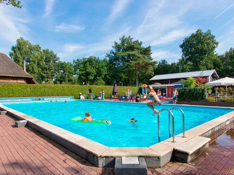 Impressie van het verwarmde zwembad op de Wije Werelt