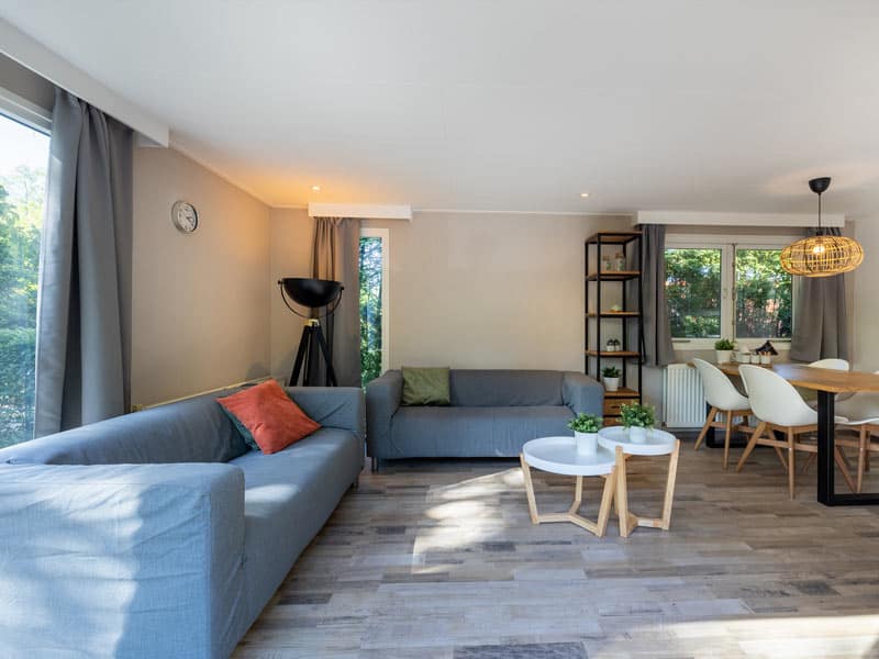 Impressie van de woonkamer in het 3-persoons chalet op Het Verscholen Dorp