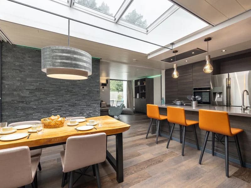 Impressie van de luxe keuken met de eethoek
