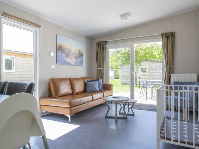 Impressie van de woonkamer in chalet Comfort 5 Kindvriendelijk op Vakantiepark Kijkduin van Roompot