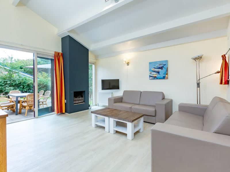 Impressie van de woonkamer in bungalow K6A Comfort op Vakantiepark Kijkduin van Roompot