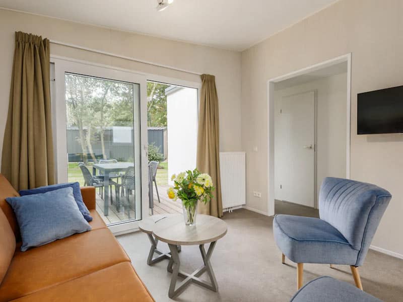 Impressie van de woonkamer in chalet Comfort 6B op Vakantiepark Kijkduin van Roompot