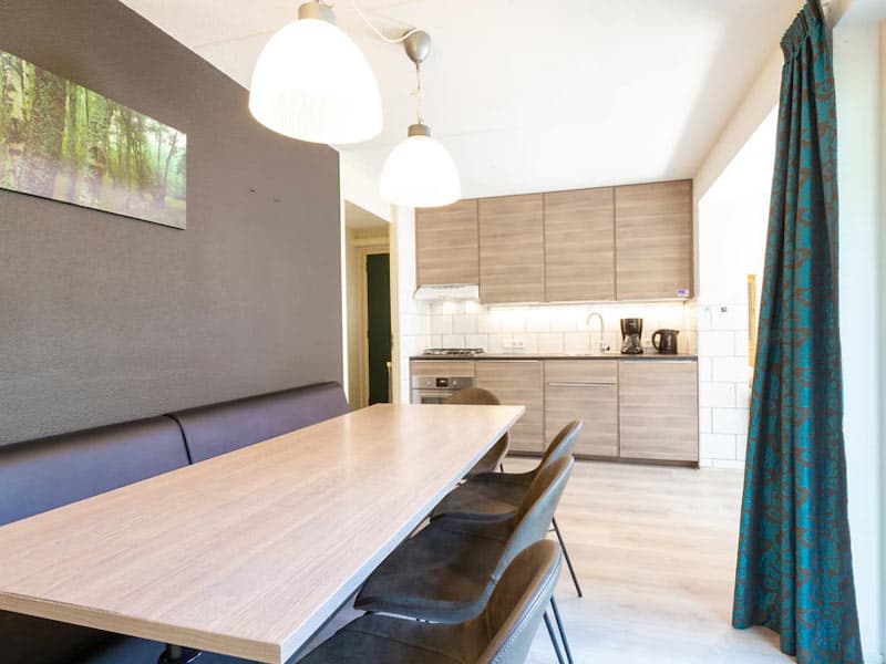 Impressie van de keuken en eethoek in bungalow K7A Comfort op Vakantiepark Kijkduin van Roompot