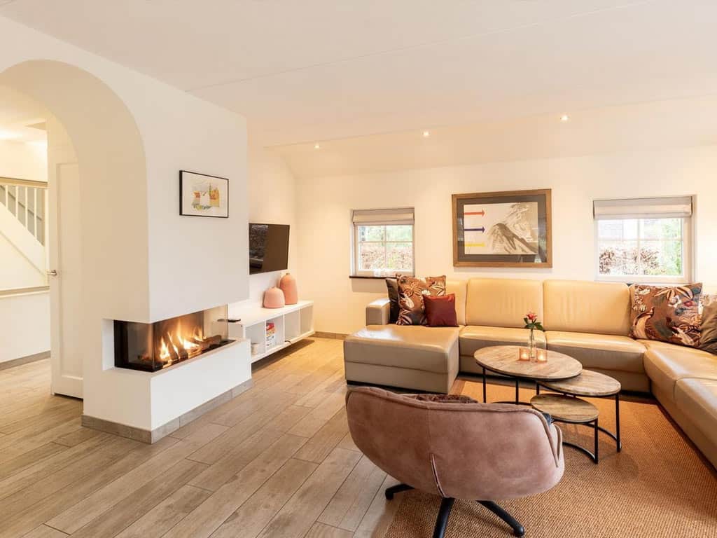 Impressie van de woonkamer en keuken in de 2-persoons Wellness lodge op Hof van Salland