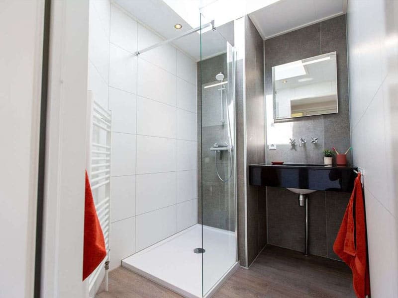 Impressie van de badkamer in de Premium Plus Duingalow, een luxe 5-persoons huisje op Duinrell