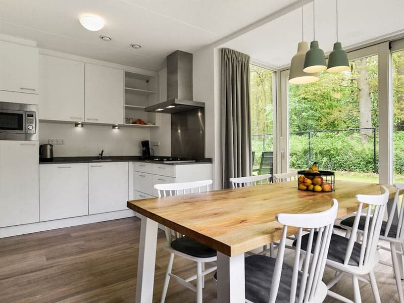 Impressie van de keuken en eethoek in de 6-persoons vakantievilla op Landal Kaatsheuvel 6C