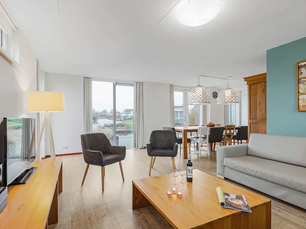 Impressie van de woonkamer in de luxe 10-persoons bungalow 10LZ op Waterpark De Bloemert in Midlaren