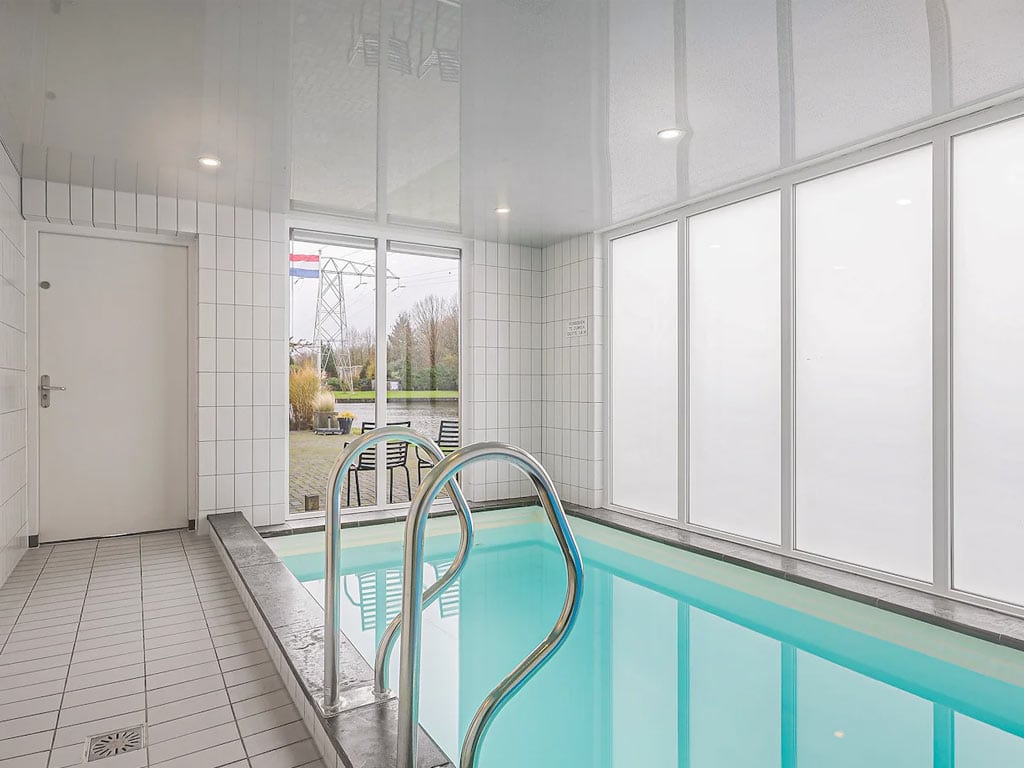 Impressie van het privé-zwembad in de luxe 10-persoons bungalow op Summio Waterpark De Bloemert