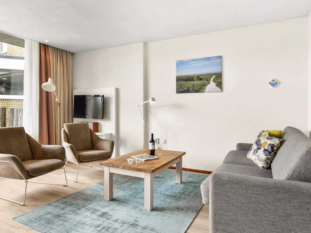 Impressie van de woonkamer in het 2- tot 4-persoons appartement 2-4B2 van Landal Vitamaris op Schiermonnikoog