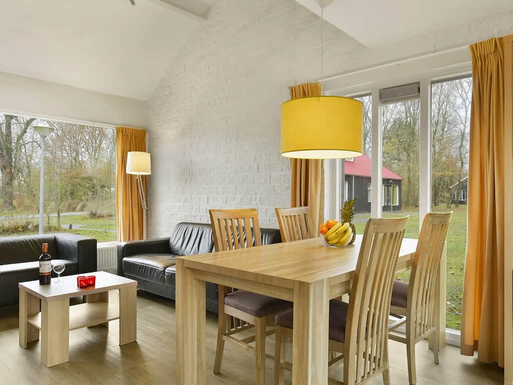 Impressie van de woonkamer in de 4-persoons bungalow 4B op Summio Waterpark De Bloemert in Midlaren